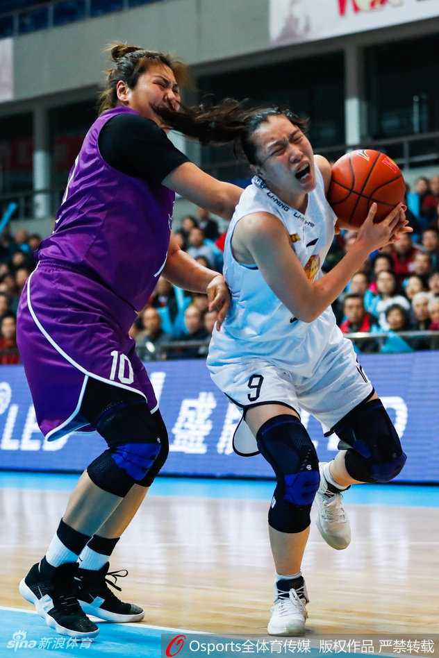 上海队核心彭诗晴如闪电般突破防线，空中身体对抗后依然柔和挑篮，这一刻她诠释了小个球员的大心脏。