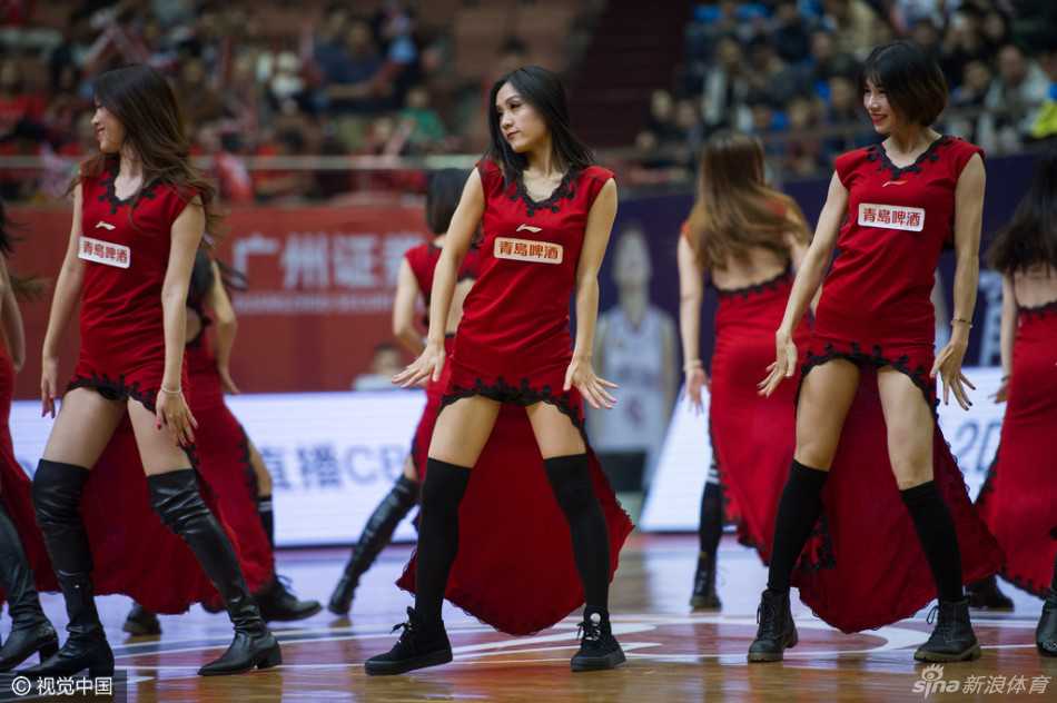 吉祥物霹雳鸭身着喜庆的中式红袍，手提大鸟笼，一副老北京悠闲自得的模样，瞬间成为全场焦点，极具幽默感。