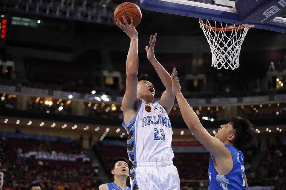 翟晓川突破上篮，身体在空中舒展如弓，与江苏防守球员的碰撞，定格了这场生死时速的惨烈。