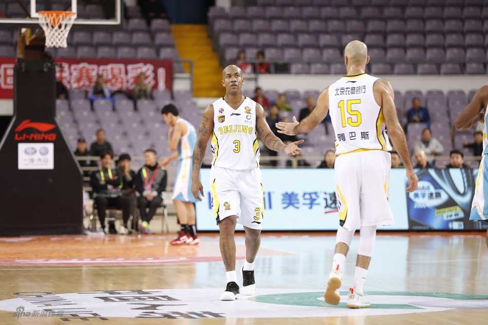 北控队的许梦君在底角觅得良机，手起刀落三分命中，这颗进球是北控全队本场为数不多的亮点之一，年轻的他在一片低迷中努力试图用火力唤醒沉睡的主队。