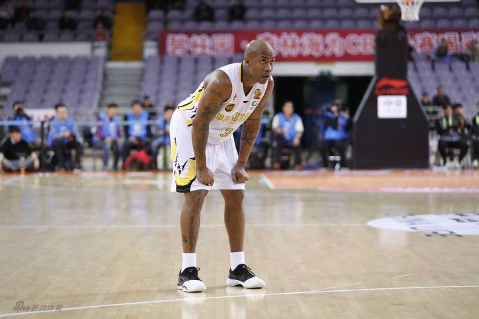 福建队外援哈里斯高高跃起，在与北控球员的激烈拼抢中强硬地摘下篮板，他隆起的肌肉和专注的眼神诠释了什么叫作在内线寸土必争的生存法则。