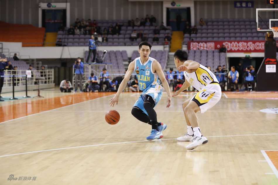 兰多夫在福建队人高马大的内线围剿下艰难起跳，他高举的双手和紧皱的眉头写满了对得分的渴望，然而今晚的篮筐却像加了盖子一样，无情地拒绝了他的每一次努力。