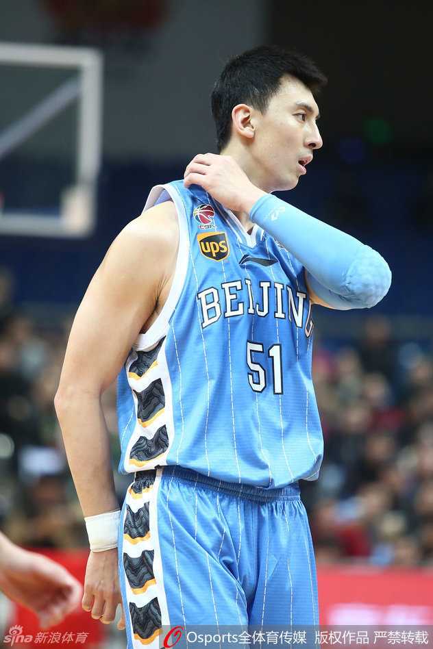 马布里在球队进攻时冷静地运球过半场，他压低重心，眼睛余光扫视着队友的跑位，仿佛一位指挥千军的统帅，试图在对手严密的防线中找到那稍纵即逝的破绽。