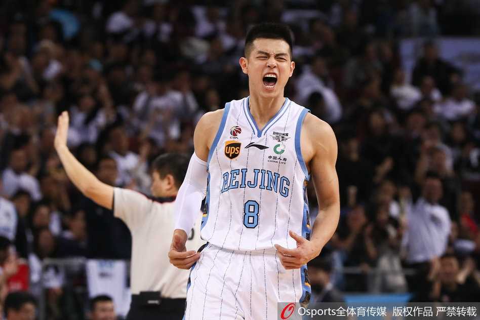 赛后，马布里与方硕紧紧相拥，老马面带微笑轻拍后辈的肩膀，方硕则神情肃穆，这一抱仿佛隔代领袖之间的无声对话。