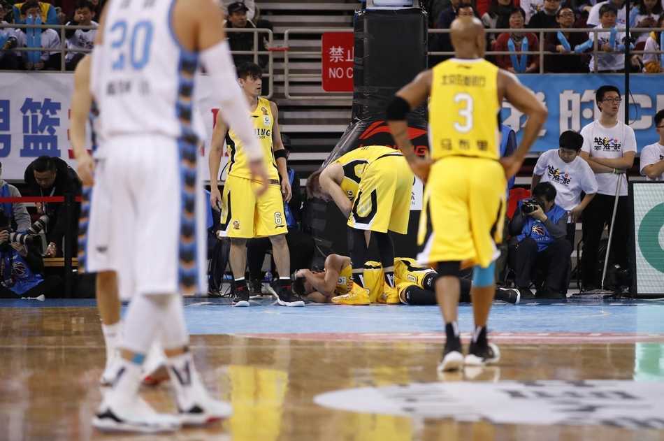 翟晓川无视防守人，在底角高高跃起干拔三分，篮球在空中划出一道美丽的弧线，直坠网心，引得全场欢呼雷动。