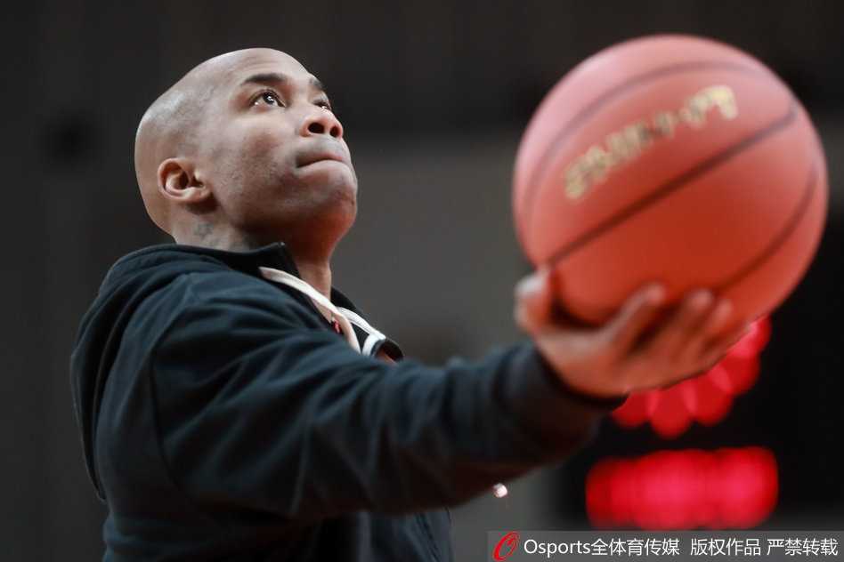 面对镜头，马布里与张庆鹏这两位CBA的老将紧紧拥抱，脸上洋溢着故人重逢的喜悦，仿佛时间在这一刻定格，往昔的并肩情谊与赛场上的惺惺相惜都化作了这个有力的握手。