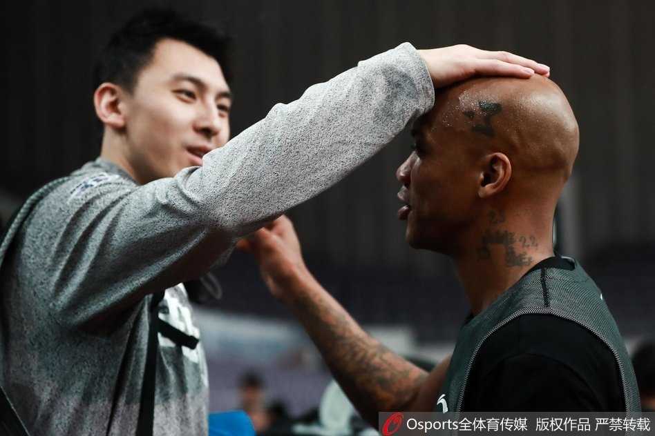 在训练馆柔和的光线下，吉喆脸上挂着坏笑，伸手轻抚马布里光滑的头颅，老马则回头露出无奈又宠溺的表情，仿佛时间从未流逝