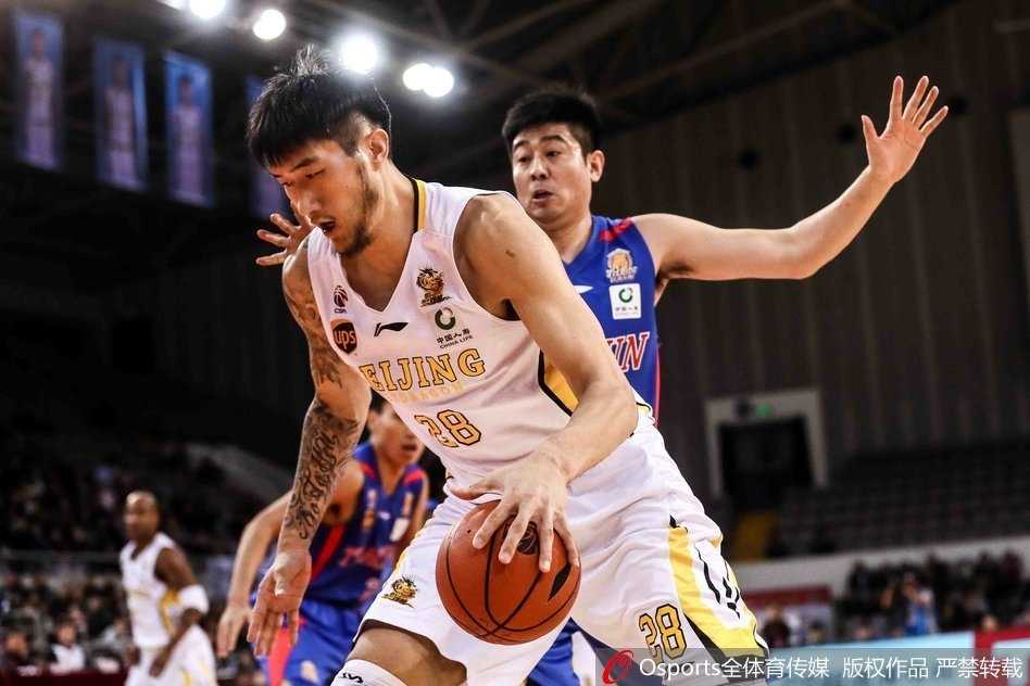 杰特面对严防强行出手，篮球划出一道高弧线飞向篮筐