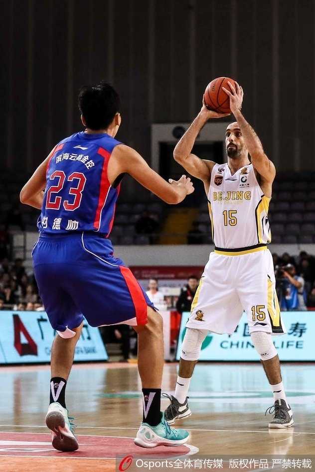 马布里沉着指挥队友跑位，眼神中透露出必胜的信念与智慧