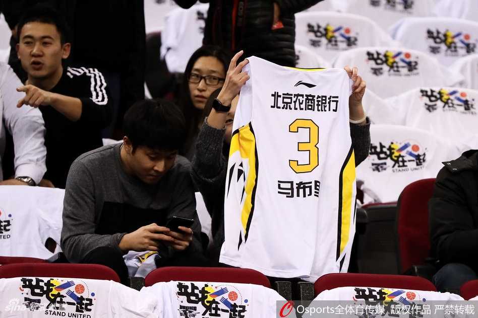 方硕在三分线外果断出手，皮球划过一道完美的弧线直奔篮筐，在他身后是张开双臂试图干扰的北控外援阿巴斯，整个五棵松都在等待这致命一击的结果。
