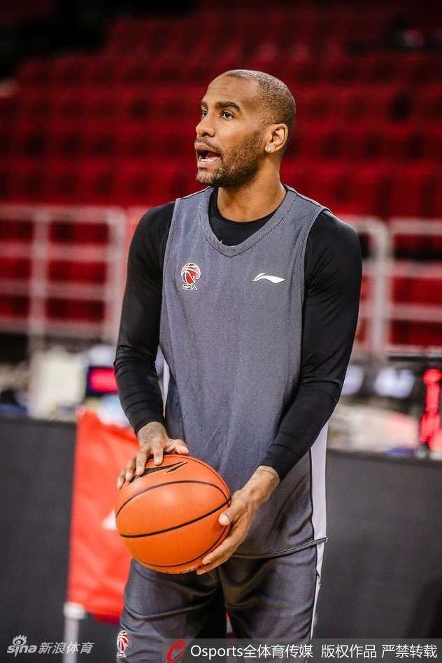 马布里在北控队的训练中持球凝视前方，虽然已是不惑之年，但他结实的肌肉和专注的目光依然透露出CBA顶级后卫的杀气。