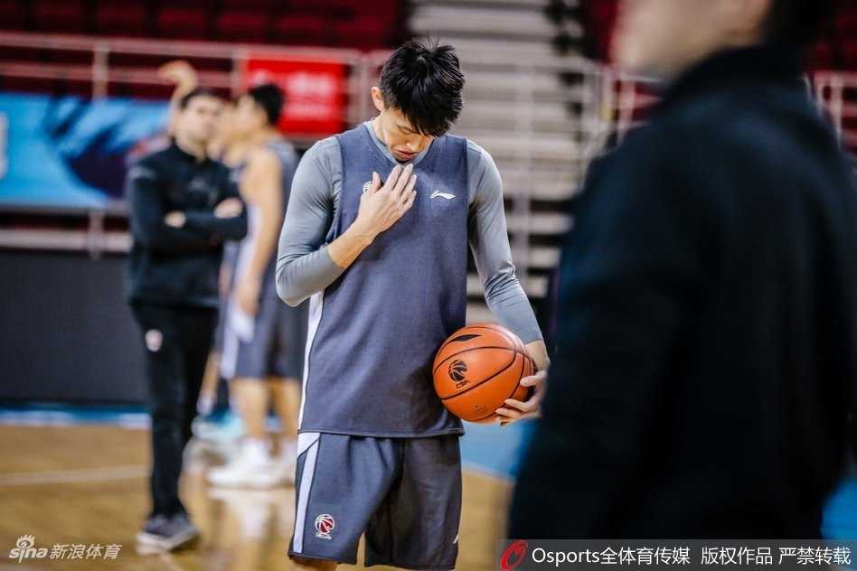 方硕在比赛中跳起投篮，皮球离开指尖的瞬间，他的眼神紧紧跟随篮球飞行的轨迹，身后的计时器和观众虚化成了背景。