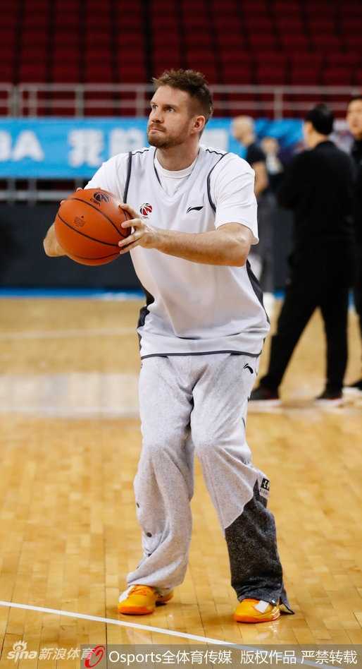 训练结束后，马布里低头整理护臂，巨大的五棵松LOGO在地板上若隐若现，他与这方地板的缘分在角色转换中得以延续。