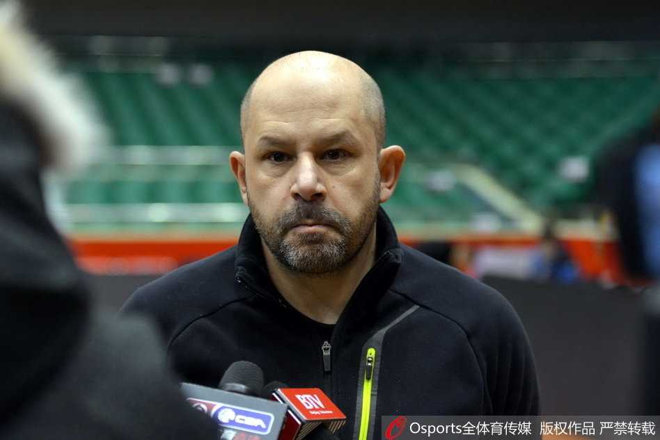 翟晓川在三分线外接球跳投，投篮手型标准，落地瞬间目光紧盯着划过完美弧线的篮球。