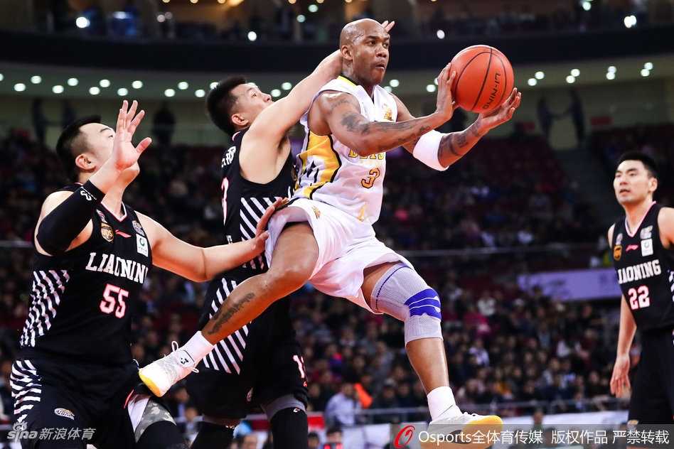 赵继伟灵动地摆脱防守，送出一记精准的妙传，瞬间撕破北控防线，作为球队的大脑，他用一次次助攻串联起辽宁队的进攻狂潮。