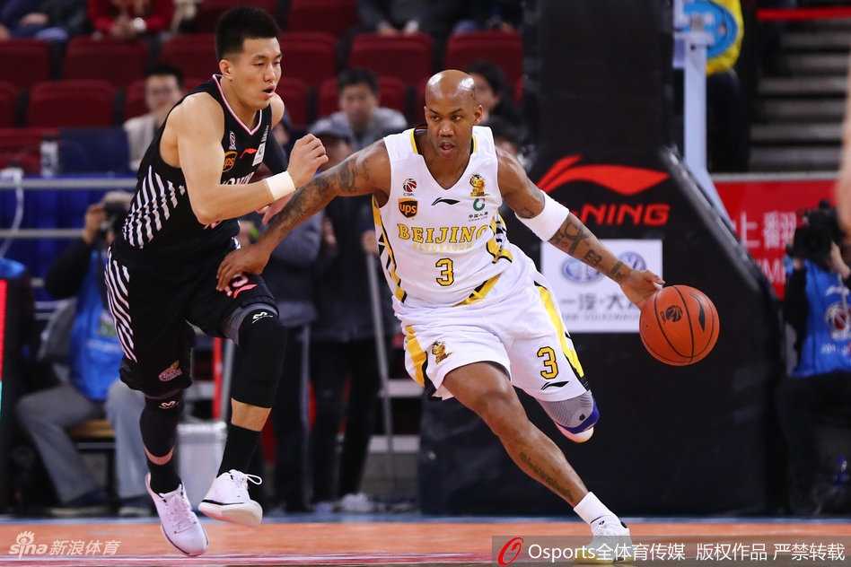 郭艾伦在五棵松的聚光灯下，如闪电般持球穿越北控队的防线，眼神中透着新一代领军人物的锐气与坚定。