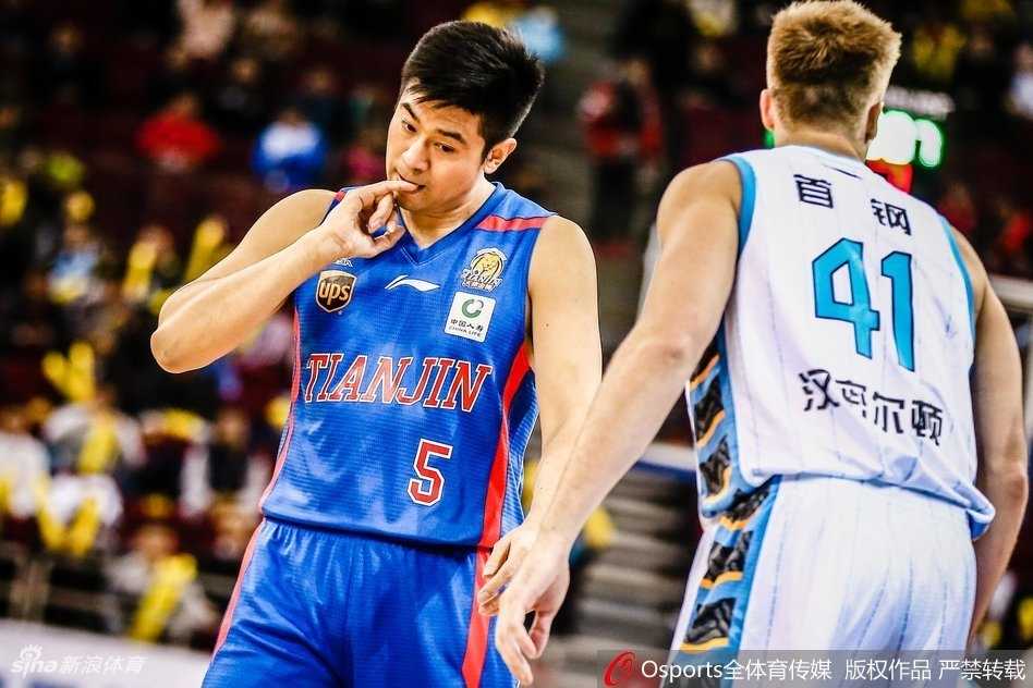 北京队外援杰克逊在高速运球推进中，面对天津队员的贴身紧逼，巧妙变向寻求突破。