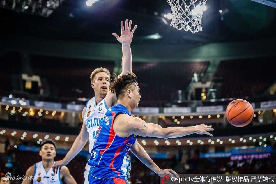 天津队外援杰特突破重围，在多人包夹下强行上篮，展现了小个子球员的勇敢与技巧。