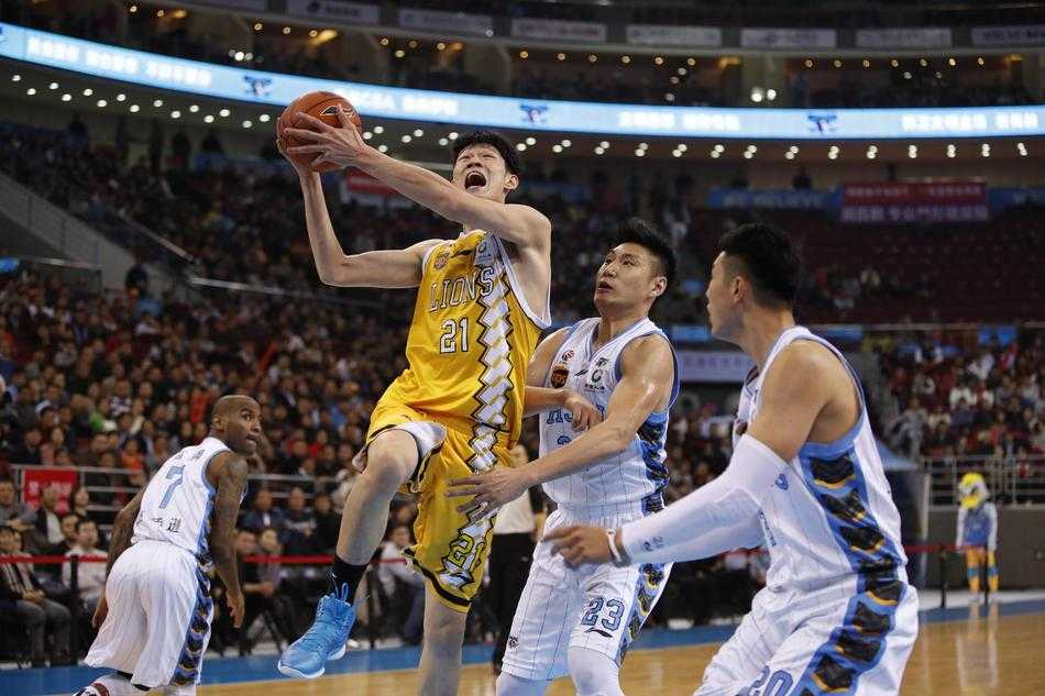 五棵松体育馆内灯火通明，北京首钢与浙江广厦的球员们在跳球的一瞬间同时跃起，手臂在空中交织，仿佛一场决战拉开序幕。