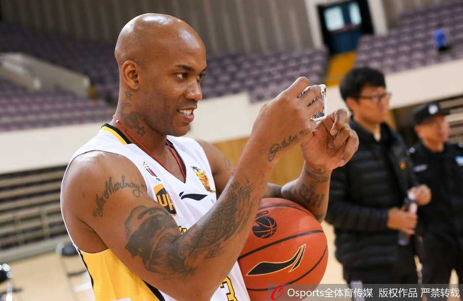 马布里高举相机，化身场上最忙碌的摄影记者，生怕错过任何一个兄弟们的精彩瞬间，脸上洋溢着孩童般的笑容。