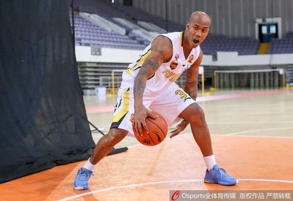 马布里与队友头挨着头亲密合影，仿佛在分享只有他们才懂的秘密，眼神里满是老大哥对小弟们的宠溺。