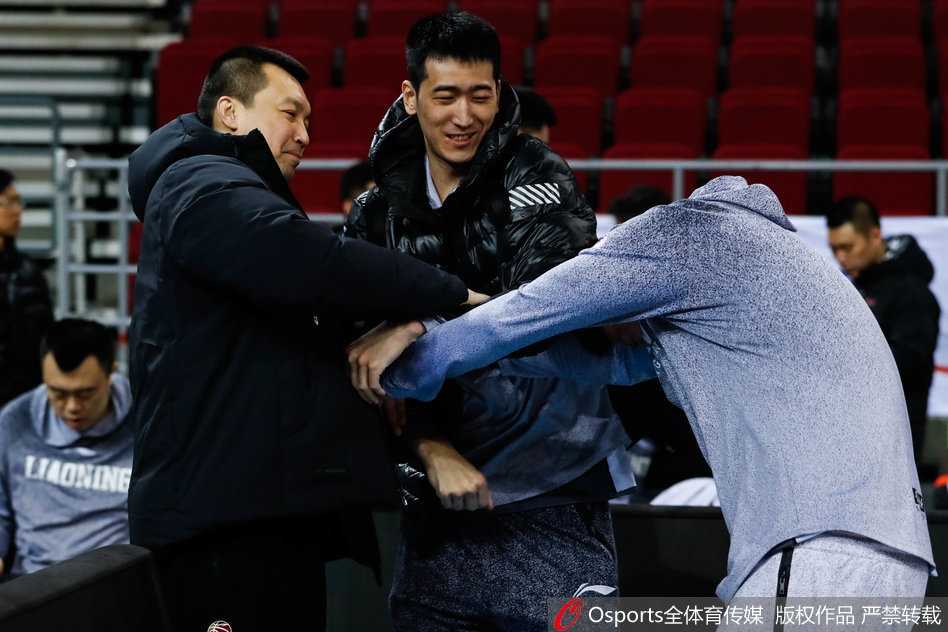 在队友的注视下，马布里完成一次标准的跳投，篮球在空中划出完美弧线。