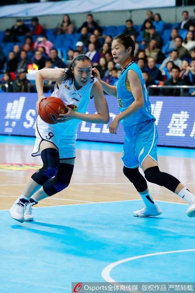 北京队外援福尔斯在对方内线三人合围中依然高举高打，展现WNBA状元风采