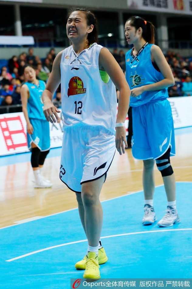 赛后北京女篮全体队员围成一圈，击掌怒吼庆祝六连胜，现场气氛达到高潮