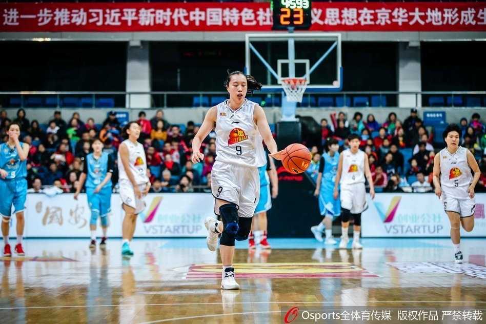 史秀峰运球加速摆脱防守，眼神坚定地望向前场，她的每一次持球推进都带着撕破防线的决心，为队友创造出绝佳的进攻空间。