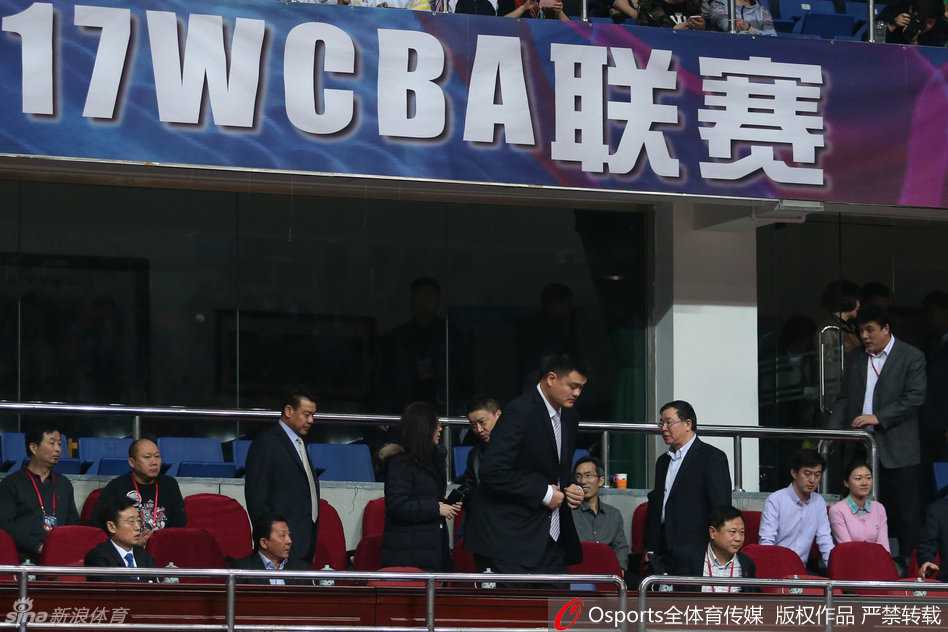 裁判高高抛起篮球，北京女篮与八一女篮的球员们在空中奋力一跃，总决赛第三战一触即发。