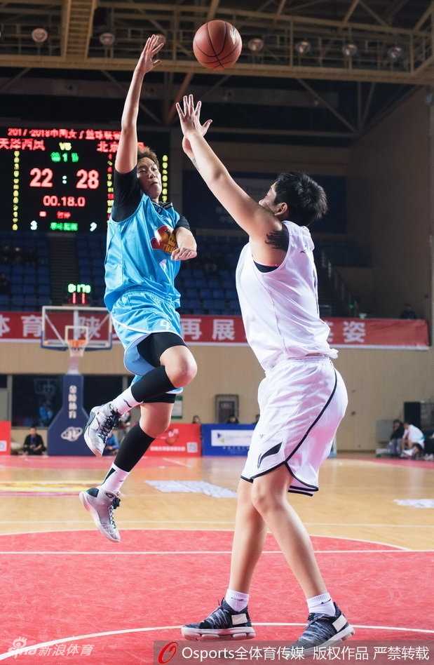 北京队长邵婷运球组织进攻，沉着冷静，用经验掌控着比赛节奏