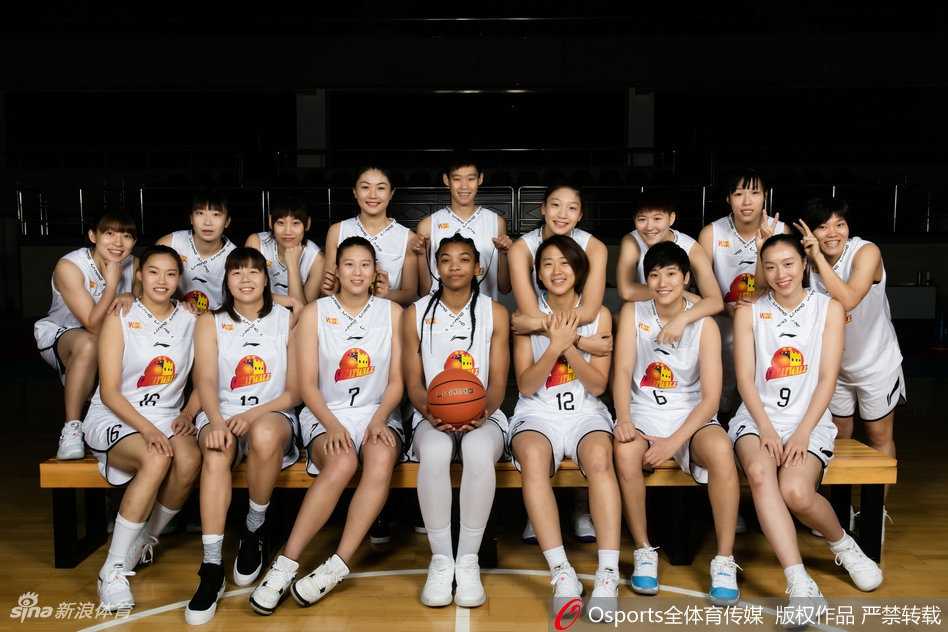 高颂在训练中积极卡位，肌肉线条分明，展现了女篮运动员的力量与美感。