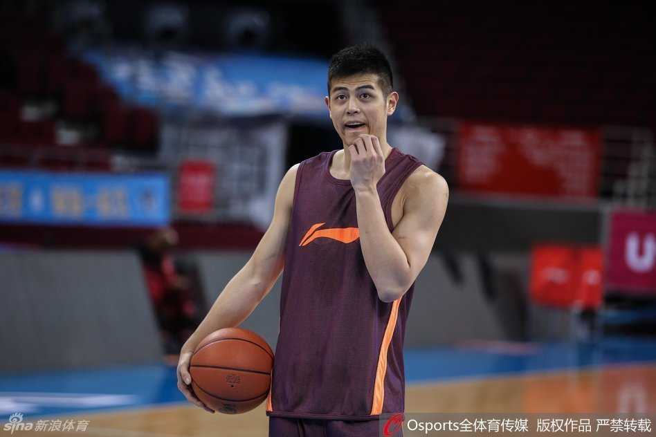 “方硕神情专注中带着一丝呆萌，他在训练中的可爱瞬间被镜头捕捉，成为严肃氛围里的一抹亮色。”