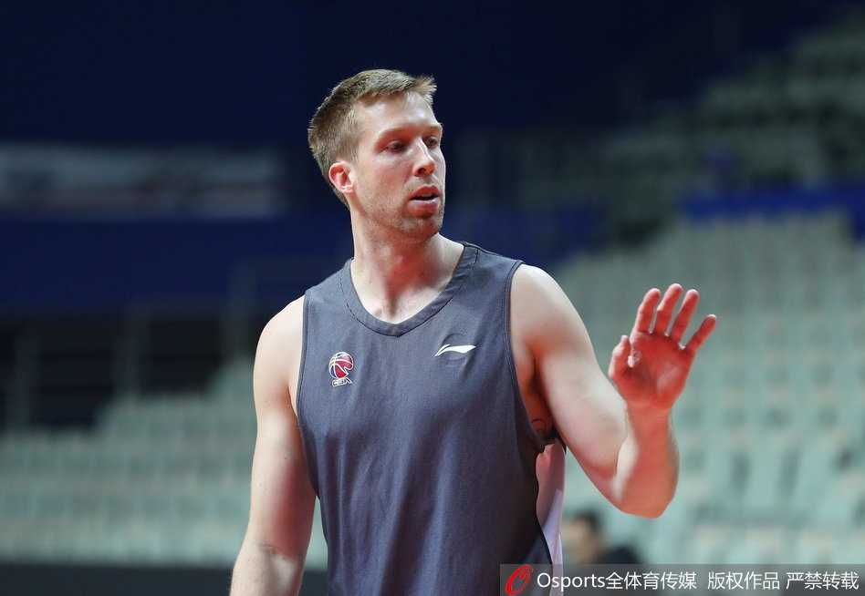 训练结束，杰克逊加练着折返跑，空旷的球馆里只剩下他沉重的呼吸声和球鞋摩擦地板的吱吱声，这是大战前夕，属于战士的孤独与执着。