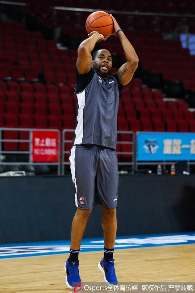 在训练师的协助下，方硕进行高强度的对抗投篮练习，每一个动作都力求标准，汗水早已浸透了训练服。