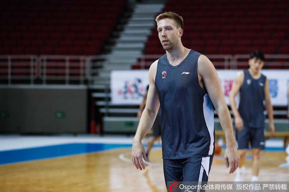 队宠?杰克逊在训练中也不甘示弱，他与方硕在场下交流着投篮心得，良好的队内氛围是球队前进的动力。