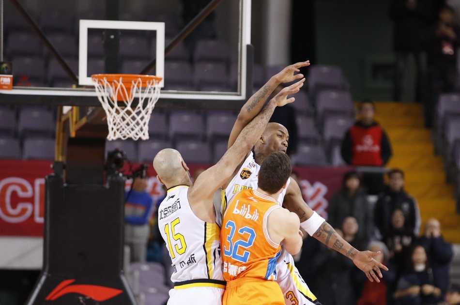 在奥体中心明亮的灯光下，马布里运球穿越全场，眼神坚毅，仿佛穿越了时光，在他身后是如潮水般涌来的上海队防守球员。