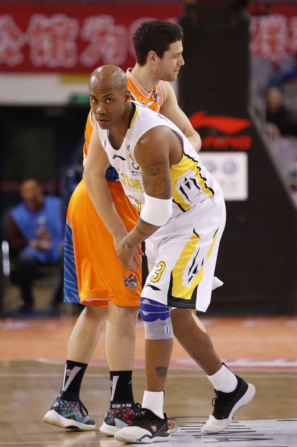 弗雷戴特在三分线外干拔跳投，皮球离开指尖的瞬间，防守球员的手掌已覆盖到眼前，但这无法阻止那道完美弧线的诞生。