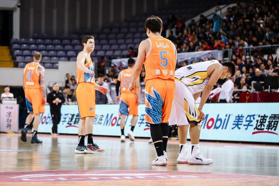 阿巴斯命中关键三分后振臂高呼，队友们疯狂冲向他，这一刻他成为了奥体的英雄