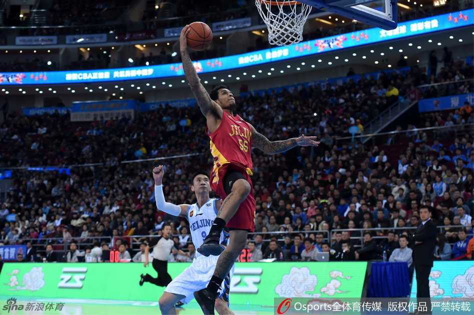 方硕如利刃般刺穿防线，在对抗中强行起篮，眼神中透着马布里式的坚毅。