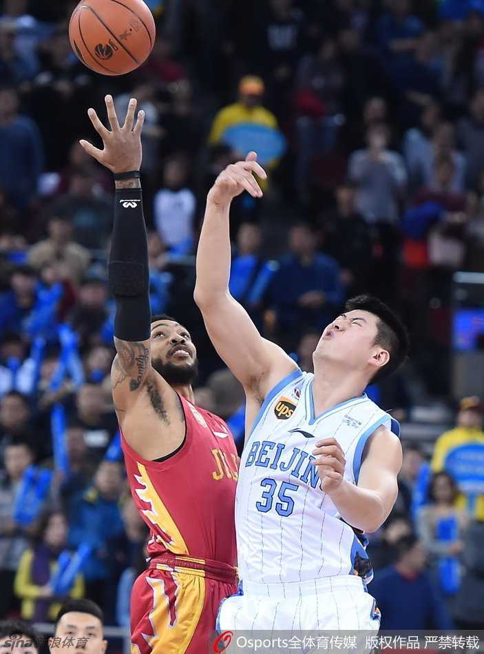 翟晓川如猎豹般空切篮下，接球后轻松挑篮，动作一气呵成极具灵性。