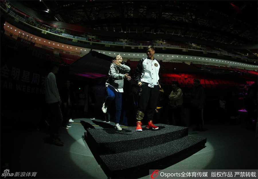 完成彩排任务后，球员们神情轻松地走下舞台，一边交谈一边走向休息区，为即将开始的场内正赛积蓄能量。