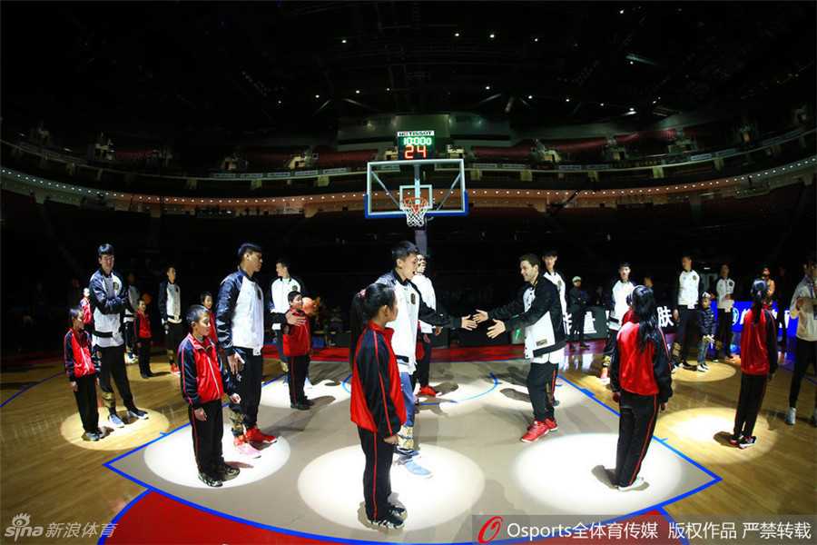 身着时尚便装的南区全明星球员们，在彩排间隙神情轻松，一边慢跑入场一边相互打趣，完全没有大赛前的紧张感。