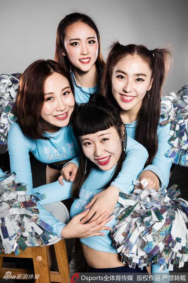 集体定格画面中，队员们的马尾与流苏共同飞扬，眼神聚焦前方，仿佛已听见赛场上山呼海啸般的欢呼与喝彩