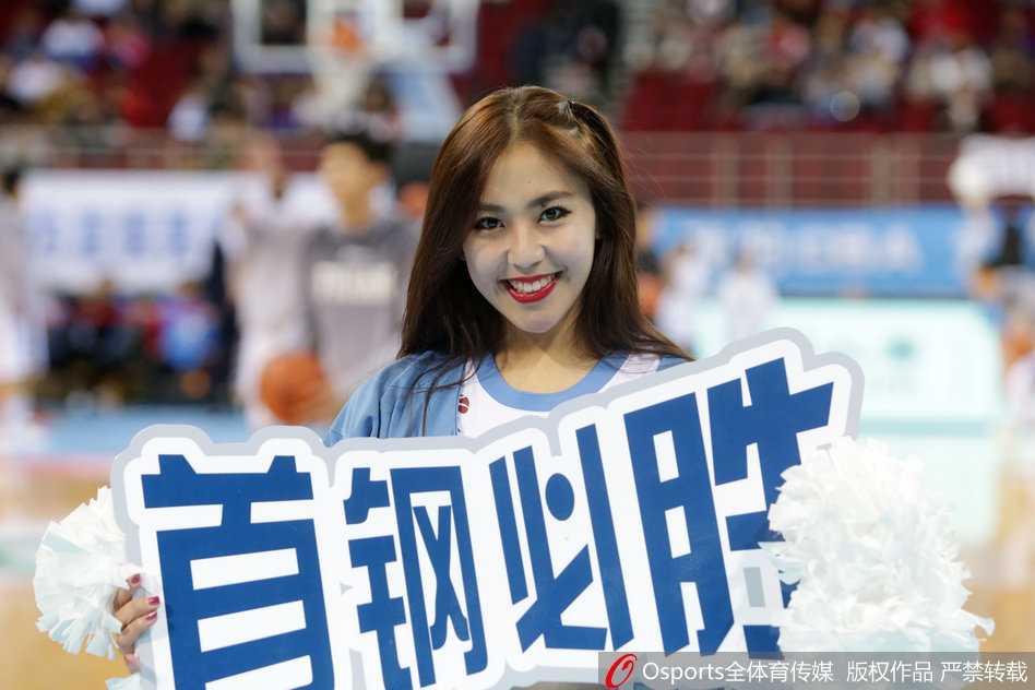 聚光灯下，这位宝贝正完成一个高难度的托举动作，身体的柔韧性与力量感完美结合，让人不禁为她们扎实的舞蹈功底喝彩。