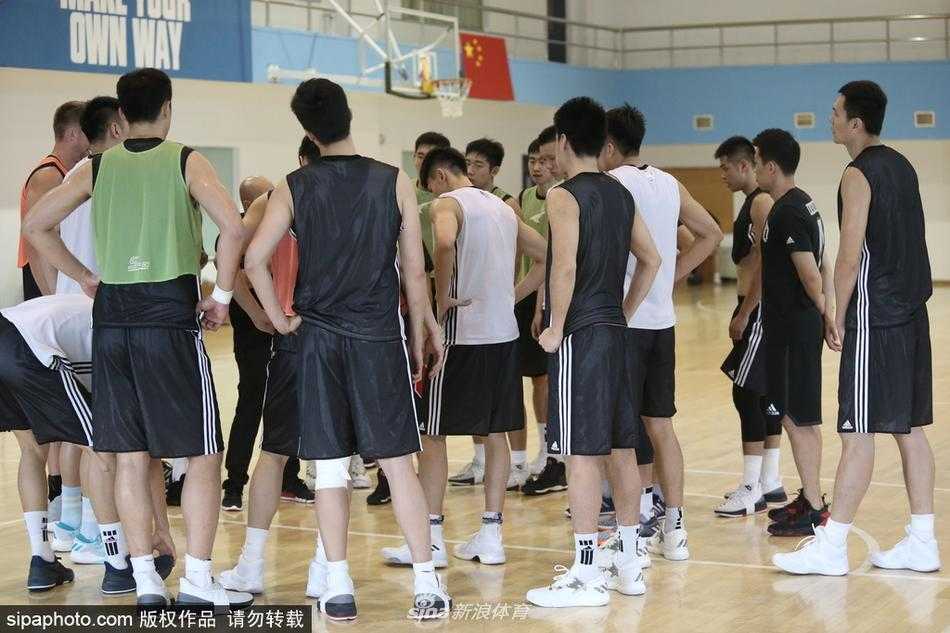 训练结束后，杰克逊与汉密尔顿并未离场，而是留在场地中央加练投篮，汗水与专注的神情诉说着他们对新赛季的渴望。