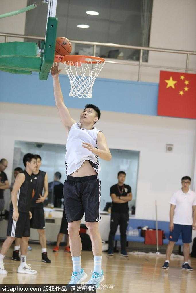 方硕在训练中突破分球，动作舒展流畅，作为队中的老将，他正努力帮助新援们更好地融入这个充满冠军底蕴的集体。