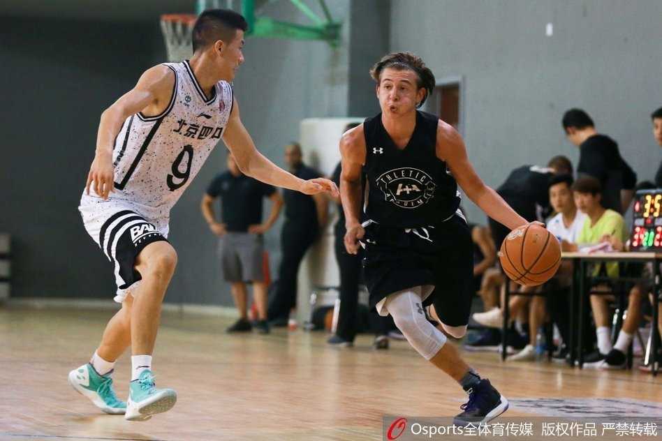 北京四中后卫如尖刀般刺破美国队的防线，他顶着防守人强行上篮，身体在空中对抗后失去平衡，却依然将球稳稳送入篮筐，瞬间点燃全场激情。