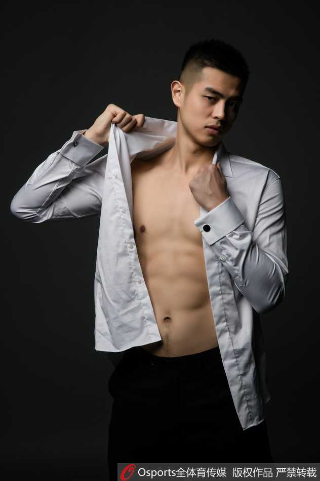 方硕低头沉思，颈部与锁骨线条硬朗，胸肌中缝深邃，展现出东方男性独有的含蓄与力量美