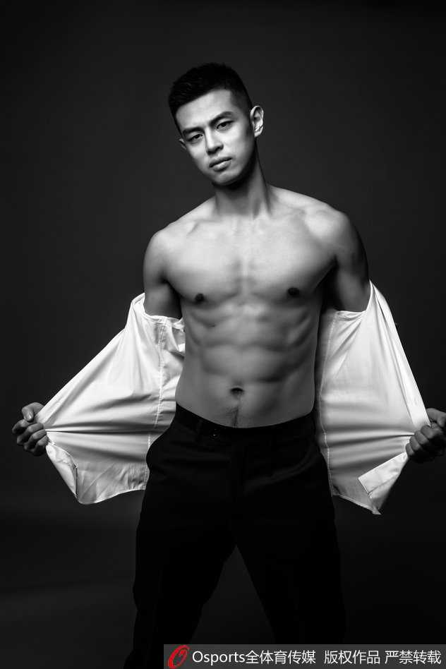 方硕单手叉腰，人鱼线性感迷人，宽肩窄腰的倒三角身材一览无余，整体比例宛如古希腊雕塑